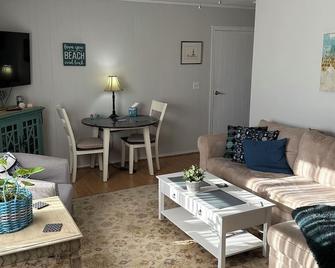 Oak Grove Cottage - in the foothills of Mystic - Groton - Living room