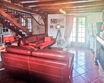 Beautiful Home In Salbris - Сальбрі - Вітальня