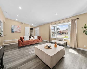 Modern Spacious 4BR Home w Pool & Entertainment - Rowland Heights - Living room