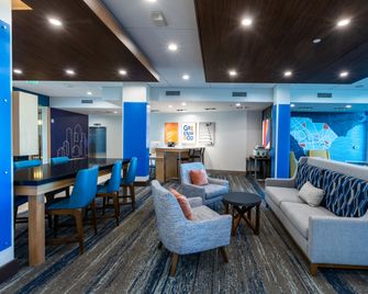 Holiday Inn Express & Suites Greenwood Mall By IHG - Greenwood - Lounge