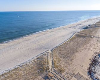 Perfect 2 Br Condo Half Block From Beach In The Heart Of Beach Haven - Beach Haven - Strand