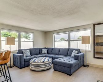 5 Mi to Beach: Home w/ Pool in Holiday! - Holiday - Living room