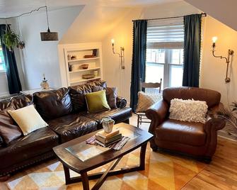 The Main Street Loft in Carmi, IL - spacious, artsy, comfortable - sleeps 6 - Carmi - Living room