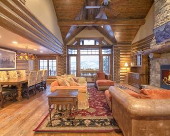 Gray Drake Cabin Teton Springs Deluxe Log Home Quiet Location w/A/C & Hot Tub - Victor - Living room