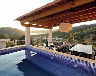 LUXO Casa en Valle de Bravo con jacuzzi y espectacular vista al lago - Valle de Bravo - Pool