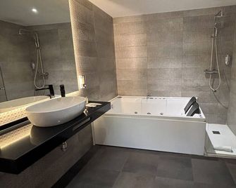 Daos Suites & Terrace Marbella - Marbella - Salle de bain