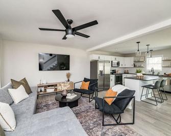 Sleeps 20 | Family-Friendly | Near Dt Lyh & Lu - Madison Heights - Wohnzimmer