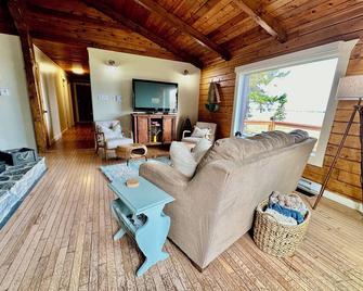 Waterfront - Cozy Baie Chalet - Bouctouche - Living room