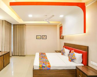 Fabhotel Pine Tree - Noida - Schlafzimmer