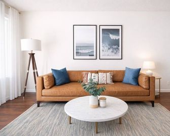 King Bed, Hot Tub, Gym, WD, Parking, Ideal for Long Stay. - Westlake Village - Wohnzimmer