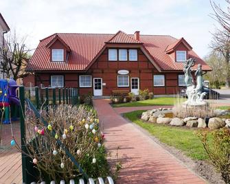 Alcor Hotel Feriendorf an der Ostsee - Hohen Schönberg - Gebouw