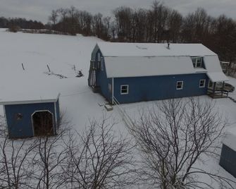 Peaceful Getaway - 12 Mins to Saratoga Race Track - Saratoga Springs - Building