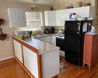 Mountain Hideaway Offering Peace And Quiet, Yet Minutes from Callaway Gardens - Pine Mountain - Kitchen