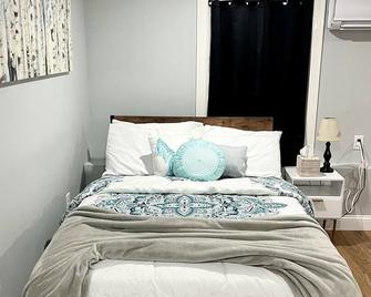 Cozy 2-Floor Apartment with Garage Access - Worcester - Bedroom