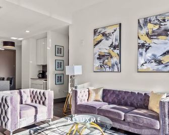 Reluxme | City Center High-Rise King 2br + Skyline - Wesley Chapel - Sala de estar