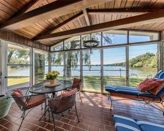 Sunset Lake House w Hot Tub, 4 fireplaces & kids bunkroom! - Oconomowoc - Jídelna