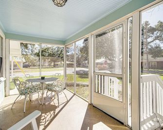 Charming Gulf Coast Cottage - 1 Mile to the Coast! - Long Beach - Balkon