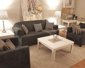 Sarnia Central Six - Big 6 Br 2 Ba - Patio And Bbq - Sarnia - Living room