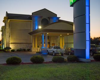 Holiday Inn Express & Suites Wauseon - Wauseon - Building