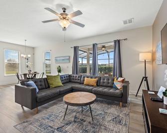 Leslie's Retreat at Solterra Resort by Shine Villas - Davenport - Wohnzimmer