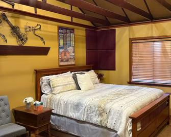 Lake Sawyer Area Retreat - Kent - Bedroom