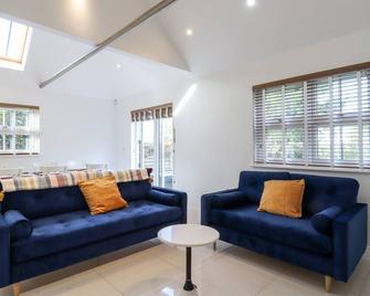 Dreamwood Lodge - Bromley - Living room