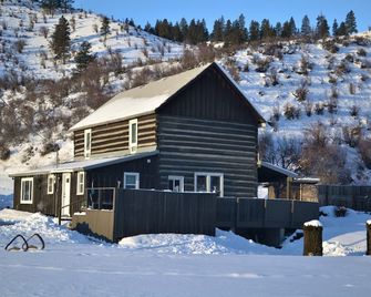 American Homestead Log Cabin with Gorgeous Scenic Views! - Naches - Building