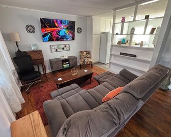 Quiet in Town Living - Nintendo - EV Charger - Spacious Vehicle Parking. - Lincolnton - Living room