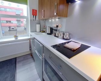 Victoria House - Deluxe Studios In Coventry City Centre, Free Parking, By Covstays - Coventry - Kitchen
