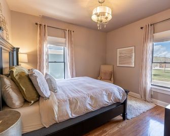 Luxury Home with Private Outdoor Area Minutes away from DT Rapid City - Rapid City - Bedroom