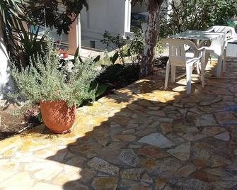 Redecorated old stone built house by the sea. - Amfilochía - Patio