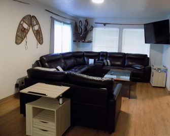 Comfy Duplex Unit A great for families and small groups, sleeps up to 9 - Sitka - Obývací pokoj