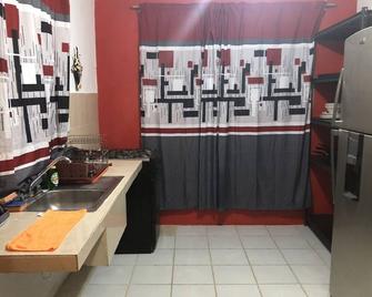 Blue house - near to bus station - capacity: 4-6 persons - Chetumal - Cocina
