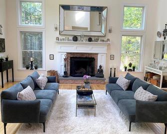 Gorgeous East Hampton Getaway - East Hampton - Living room