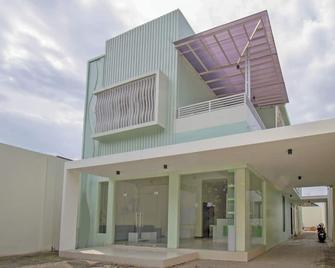 OYO 2753 Irma's Residence - Blitar - Building