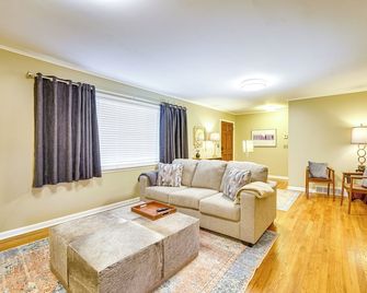 2 Mi to U of A: Centrally Located Home w/ Patio! - Fayetteville - Living room