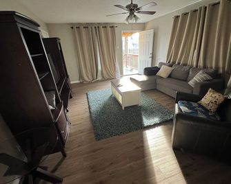 Charming 2-bedroom house with AC, WiFi in wonderful Three Rivers - Three Rivers - Living room