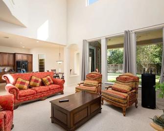 Bedroom with 3.5-Bathroom near Golf Course! - Cypress - Living room