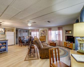 Charming Camp Verde Home Hiking, Wine and More! - Camp Verde - Living room