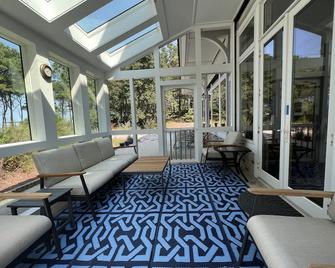 Lose Yourself In The Quiescence Of Sunse - Eastville - Living room