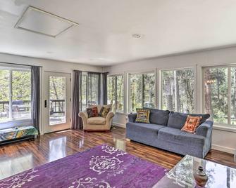 Vibrant Weaverville Escape w/ Deck & Creek! - Weaverville - Living room