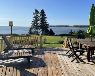 Oceanfront family vacation home on peaceful Howe Bay - Souris - Innenhof
