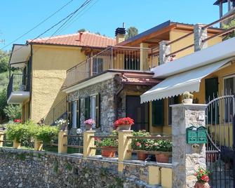 Cosy apartment for 6 people with A/C, WIFI, TV, terrace and parking - Villanova d'Albenga - Edificio