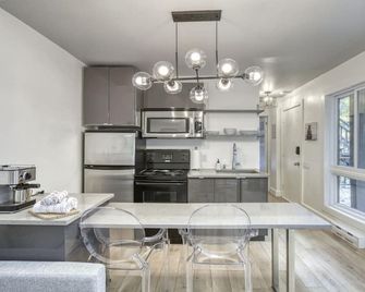 Le Chic Cabriolet Cozy Ski Condo 300m to Lifts - Mont-Tremblant - Kitchen