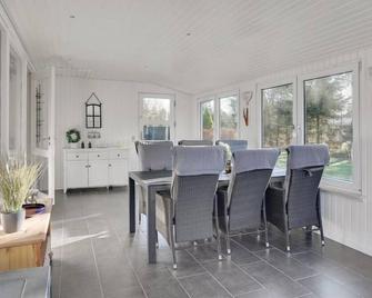 Holiday Home Meline - 350m from the sea in NE Jutland by Interhome - Hals - Dining room