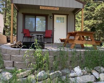 One bedroom cabin located about two blocks from Flathead Lake and the public bea - Lakeside