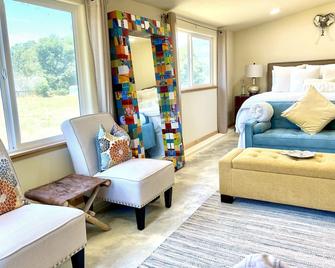 Artisan Boho, Equine Too, Farm Fresh Eggs, Spa, Vino & Views! - Sebastopol - Living room