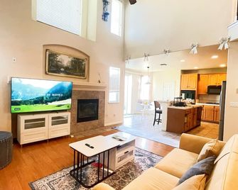 New - Spacious, Comfortable 5 Beds 3 Baths House - Elk Grove - Sala de estar
