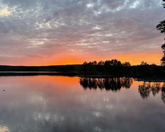 Lilla älg -Ferienhaus am Älgsjön - Arvika - Buiten zicht
