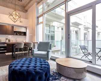 Hudson Hideaway-Historic Hudson Building in Beautiful Downtown Victoria by Victoria Prime! - Victoria - Sala de estar